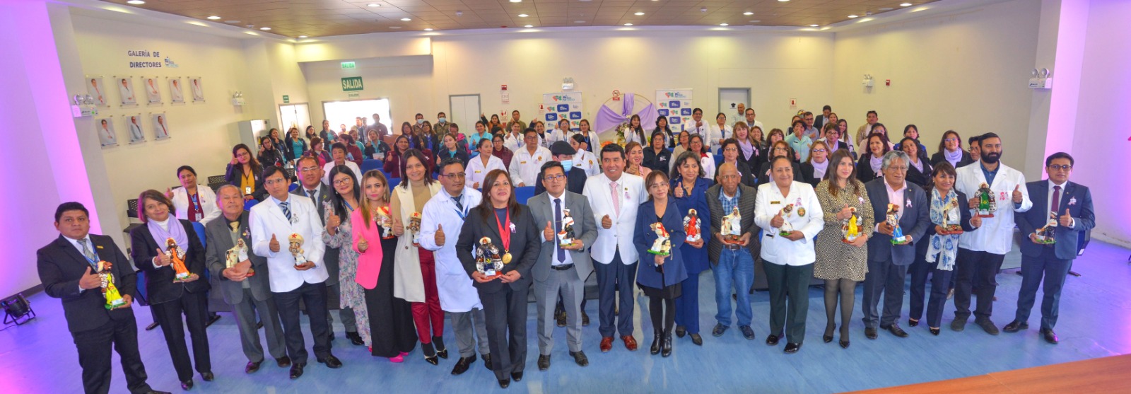 Foto de todos los asistentes al evento incluyendo directivos.