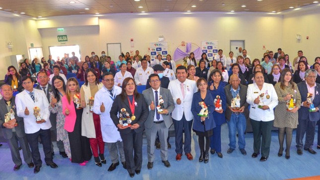 Foto de todos los asistentes al evento incluyendo directivos.