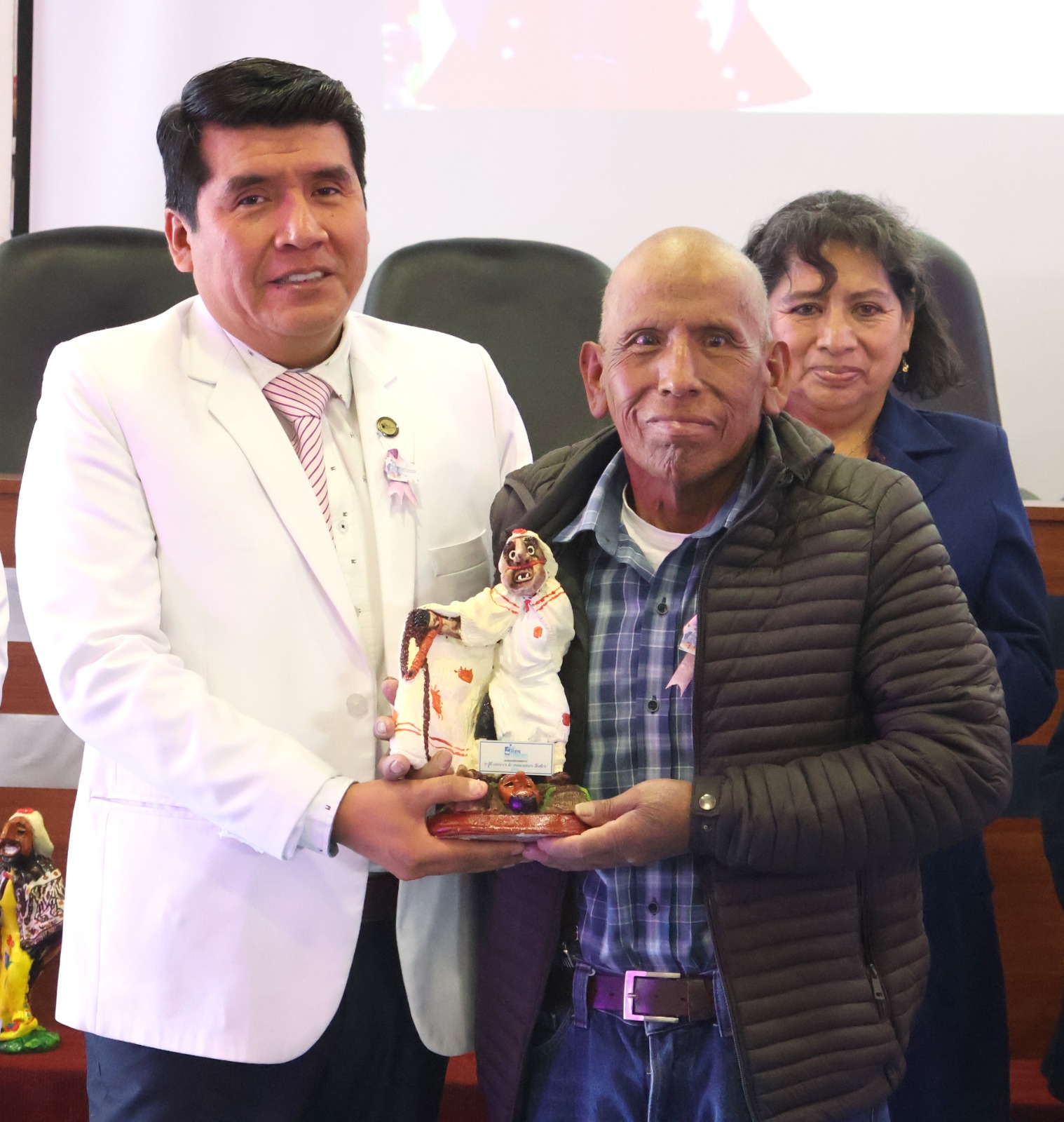 Foto de entrega de recordatorio.