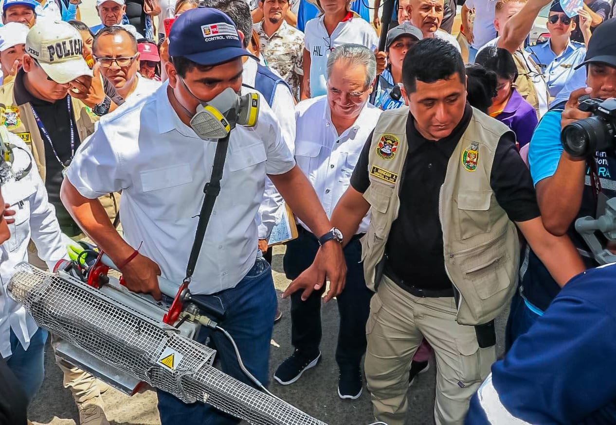 Con una asignación presupuestal al sector salud de más de 3 millones y medio de soles (S/3,486,730), el Gobierno Regional Piura reforzará la lucha contra el dengue en la región, durante los meses de noviembre y diciembre, con el objetivo de llegar a fin de año con los casos controlados.
Así lo confirmó el gobernador regional, Luis Neyra León, señalando que esta asignación será enviada a siete unidades ejecutoras: Subregiones Piura Sechura, Morropón Huancabamba, Luciano Castillo Colonna; asimismo, el Hospital de Apoyo Chulucanas, Hospital Santa Rosa, Nuestra Señora de las Mercedes de Paita y Hospital de Apoyo II-Sullana, con el fin de que lo destinen a actividades de prevención y control de esta enfermedad.
“Este presupuesto nos va a permitir enfocarnos principalmente en las acciones de control vectorial, dado que se nos viene el verano y el incremento de temperatura acorta el ciclo biológico del vector. Además, el principal factor condicionante es el desabastecimiento de agua potable en la mayoría de sectores de la región, que hace que las personan almacenen el agua de manera incorrecta”, explicó el coordinador de la Unidad Funcional de Enfermedades Transmisibles de la Diresa, Manuel Olivares Antón.

Señaló que esta asignación de presupuesto permitirá a la Diresa cerrar el año y controlar los casos de dengue. “Al darse esta transferencia, nos va a permitir contar con más de 400 inspectores sanitarios para toda la región Piura, los que mediante un intenso control vectorial impedirán la proliferación del zancudo transmisor, a fin de llegar a la temporada de calor con los casos de dengue controlados”, agregó el especialista.

Asignar dinero a la lucha contra el dengue en este momento es una medida estratégica con la que el Gobierno Regional busca evitar un escenario crítico en los próximos meses, protegiendo la salud de miles de piuranos.
