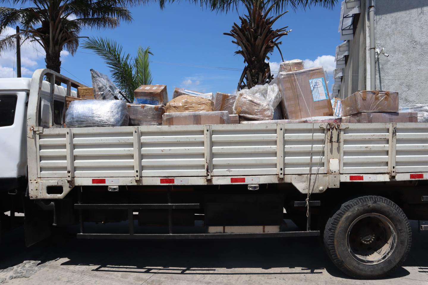 El alcalde Cesar Vidaurre Floridas llev贸 a cabo la supervisi贸n de una significativa entrega de bienes realizada por la SUNAT.