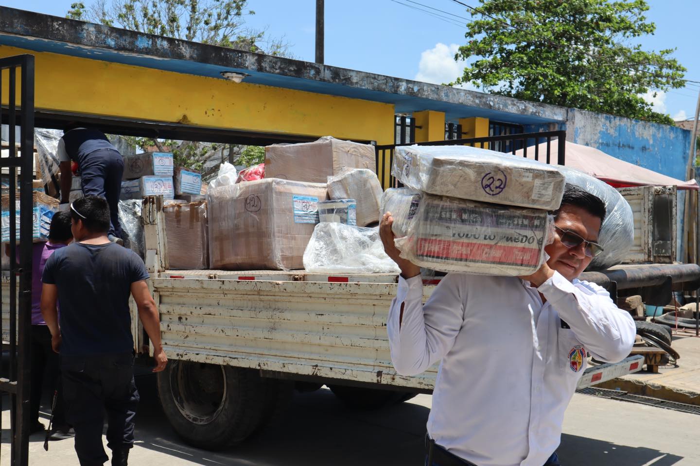 El alcalde Cesar Vidaurre Floridas llev贸 a cabo la supervisi贸n de una significativa entrega de bienes realizada por la SUNAT.