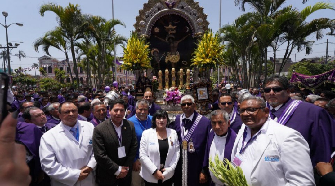 EsSalud: Pacientes y trabajadores del Hospital Almenara rinden homenaje al Señor de los Milagros