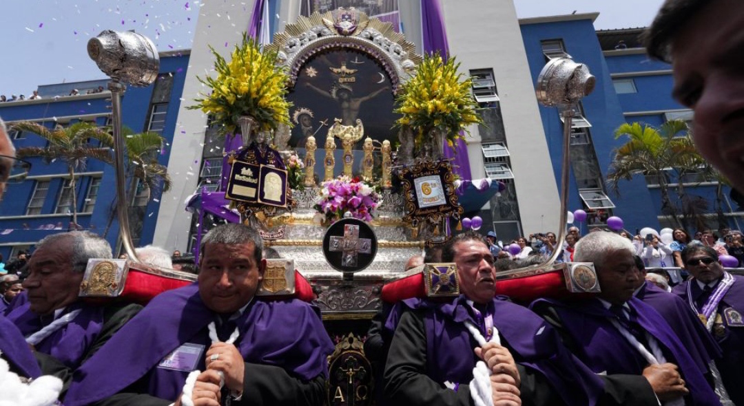 EsSalud: Pacientes y trabajadores del Hospital Almenara rinden homenaje al Señor de los Milagros