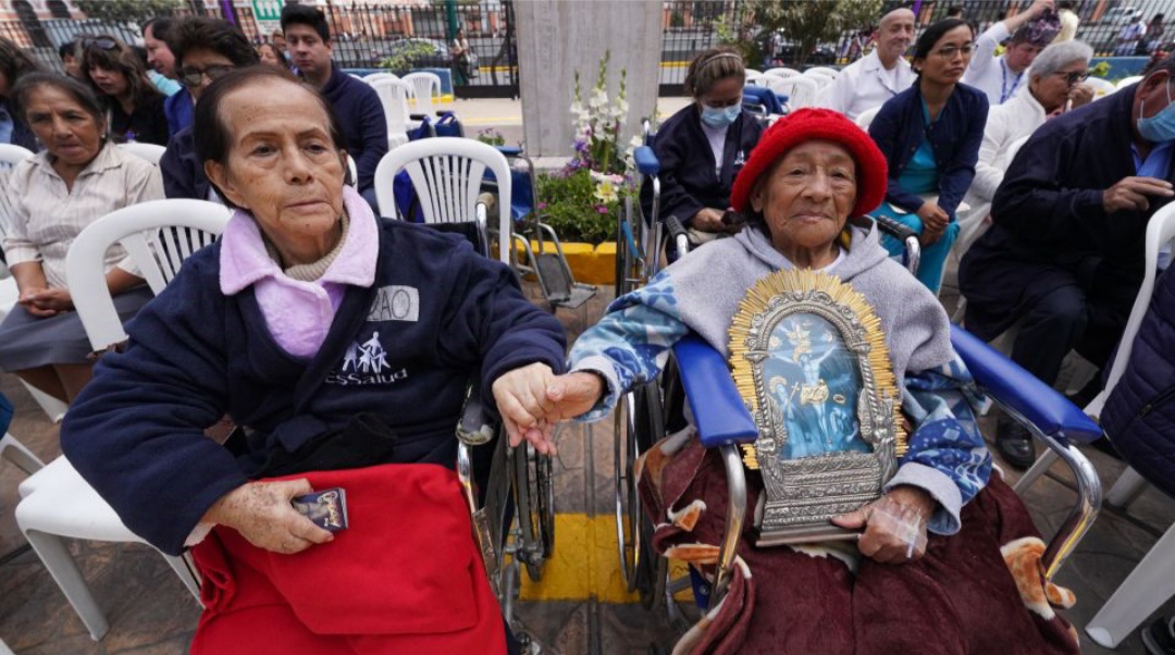 EsSalud: Pacientes y trabajadores del Hospital Almenara rinden homenaje al Señor de los Milagros