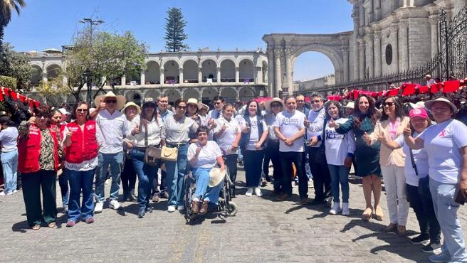 Arequipa: con la formación simbólica de un lazo humano, Minsa clausuró la Semana Nacional de Lucha contra el Cáncer