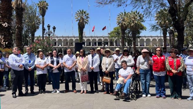 Arequipa: con la formación simbólica de un lazo humano, Minsa clausuró la Semana Nacional de Lucha contra el Cáncer