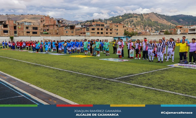 👉 La Municipalidad Provincial de Cajamarca, a través de la Subgerencia de Educación, Recreación y Deporte, inauguró el Campeonato de Fútbol Máster Liga Cajamarca Renace 2024. Esta actividad forma parte del plan anual de trabajo de la Subgerencia y tiene como objetivo promover la participación masiva de los exfutbolistas cajamarquinos que brindaron alegría y emoción a los cajamarquinos.
💥 El campeonato cuenta con la inscripción de 20 equipos de las diferentes zonas y sectores de Cajamarca, con un total de 500 deportistas participantes. Durante los próximos tres meses, estos equipos lucharán por obtener el máximo lugar y alzarse con el trofeo de la victoria.
🏆 ¡Con Joaquin Ramirez, Cajamarca Renace!