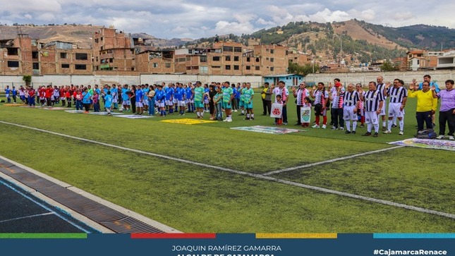 👉 La Municipalidad Provincial de Cajamarca, a través de la Subgerencia de Educación, Recreación y Deporte, inauguró el Campeonato de Fútbol Máster Liga Cajamarca Renace 2024. Esta actividad forma parte del plan anual de trabajo de la Subgerencia y tiene como objetivo promover la participación masiva de los exfutbolistas cajamarquinos que brindaron alegría y emoción a los cajamarquinos.
💥 El campeonato cuenta con la inscripción de 20 equipos de las diferentes zonas y sectores de Cajamarca, con un total de 500 deportistas participantes. Durante los próximos tres meses, estos equipos lucharán por obtener el máximo lugar y alzarse con el trofeo de la victoria.
🏆 ¡Con Joaquin Ramirez, Cajamarca Renace!