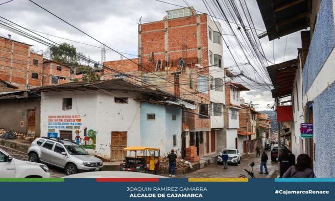 😊 La Municipalidad Provincial de Cajamarca, a través de sus áreas de Ejecución Coactiva, subgerencia de Licencias y Permisos Urbanos, y Planificación Territorial y Centro Histórico, ha tomado medidas para hacer cumplir las normas que rigen en la comuna local.
💼 Se procedió a paralizar una obra de construcción ubicada en el Jr. Belén N°105, ya que esta no contaba con los permisos correspondientes. Estas construcciones ilegales infringen las regulaciones establecidas por la actual gestión municipal para el ordenamiento de la zona urbana de Cajamarca. Por ello, se exhorta a los ciudadanos y empresas a cumplir con la normativa vigente y a obtener los permisos necesarios antes de iniciar cualquier tipo de construcción o modificación en el centro histórico.
🌟 ¡Con Joaquin Ramirez, Cajamarca Renace!
