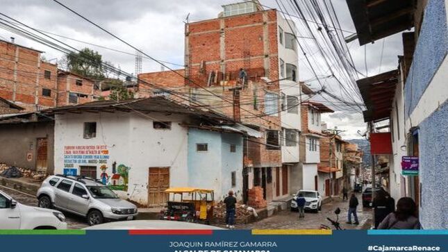 😊 La Municipalidad Provincial de Cajamarca, a través de sus áreas de Ejecución Coactiva, subgerencia de Licencias y Permisos Urbanos, y Planificación Territorial y Centro Histórico, ha tomado medidas para hacer cumplir las normas que rigen en la comuna local.
💼 Se procedió a paralizar una obra de construcción ubicada en el Jr. Belén N°105, ya que esta no contaba con los permisos correspondientes. Estas construcciones ilegales infringen las regulaciones establecidas por la actual gestión municipal para el ordenamiento de la zona urbana de Cajamarca. Por ello, se exhorta a los ciudadanos y empresas a cumplir con la normativa vigente y a obtener los permisos necesarios antes de iniciar cualquier tipo de construcción o modificación en el centro histórico.
🌟 ¡Con Joaquin Ramirez, Cajamarca Renace!