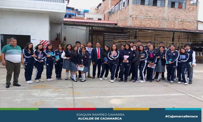 🏫 La Municipalidad Provincial de Cajamarca, a través de la subgerencia de Inspección y Seguridad Vial de la gerencia de Transporte y Seguridad Vial, capacitó a los estudiantes de la Institución Educativa Particular Escrivá de Balaguer en educación vial.
🚦 El objetivo de estas charlas es promover una cultura de seguridad vial en niños y jóvenes, contribuyendo a formar ciudadanos responsables en las vías de la ciudad. Además, buscan mejorar el tránsito en los entornos escolares, así como estimular cambios de hábitos y actitudes en conductores, pasajeros y peatones para reducir los siniestros viales.
🚶♀️🚗 Los temas abordados incluyeron: caminar solo por las veredas y no en la pista, cruzar por las esquinas o cruceros peatonales, mirar por ambos lados antes de cruzar, respetar las luces del semáforo y las señales de tránsito, entre otros.
🚧 ¡Con Joaquin Ramirez, Cajamarca Renace!