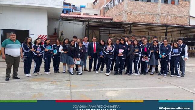 🏫 La Municipalidad Provincial de Cajamarca, a través de la subgerencia de Inspección y Seguridad Vial de la gerencia de Transporte y Seguridad Vial, capacitó a los estudiantes de la Institución Educativa Particular Escrivá de Balaguer en educación vial.
🚦 El objetivo de estas charlas es promover una cultura de seguridad vial en niños y jóvenes, contribuyendo a formar ciudadanos responsables en las vías de la ciudad. Además, buscan mejorar el tránsito en los entornos escolares, así como estimular cambios de hábitos y actitudes en conductores, pasajeros y peatones para reducir los siniestros viales.
🚶‍♀️🚗 Los temas abordados incluyeron: caminar solo por las veredas y no en la pista, cruzar por las esquinas o cruceros peatonales, mirar por ambos lados antes de cruzar, respetar las luces del semáforo y las señales de tránsito, entre otros.
🚧 ¡Con Joaquin Ramirez, Cajamarca Renace!