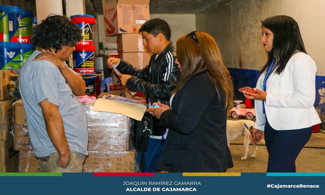 🏛La Municipalidad Provincial de Cajamarca, a través de la subgerencia de Comercialización y Fiscalización y la subgerencia de Inspección y Seguridad Vial de la gerencia de Transporte y Seguridad vial, continúa con la ardua labor de imponer el principio de autoridad ejecutando operativos para verificar el cumplimiento de las normativas y la seguridad de los usuarios en los establecimientos comerciales, así como controlar el comercio ambulatorio y ordenar el servicio de transporte público en la ciudad.
✅En este sentido, se realizaron operativos en la cuadra 07 de la Av. Independencia, interviniendo a la empresa de transporte de carga Shalom y Multiservicio Independencia, y en la cuadra 17 de la Av. San Martín a la altura del terminal pesquero y la Av. Larry Johnson en el frontis del Hospital Regional, donde se logró liberar espacios públicos tomados por el comercio ambulatorio y mototaxistas.
💛¡Con Joaquin Ramirez, Cajamarca Renace!