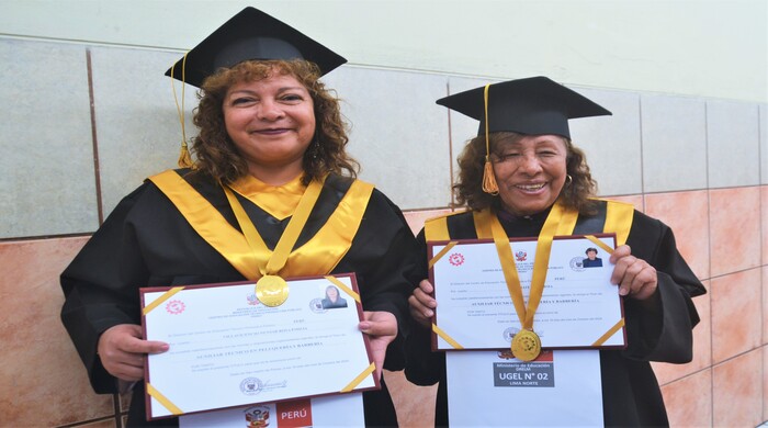 ESTUDIANTES CON SU TÍTULO