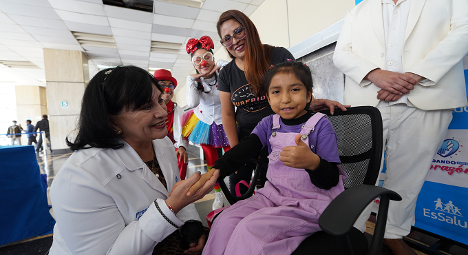 Proeza médica en EsSalud: reconstrucción de esófago permite que niña de 9 años coma por primera vez