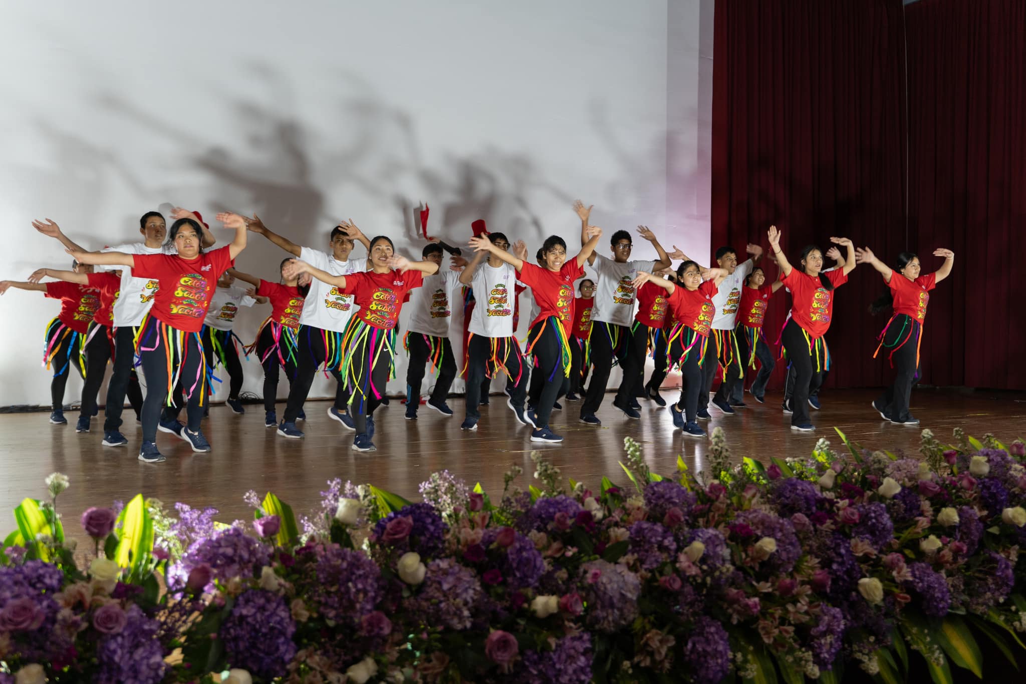 Alumnos bailando
