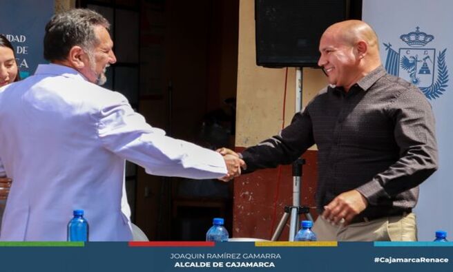 🏢 La Municipalidad Provincial de Cajamarca, bajo el liderazgo del alcalde Joaquín Ramírez Gamarra, firmó un convenio para la implementación del nuevo Hospital de la Solidaridad, poniendo a disposición del Sistema Metropolitano de la Solidaridad (SISOL) un terreno de 914.56 metros cuadrados, ubicado en la Avenida Atahualpa cuadra 2, con el objetivo de instalar este nuevo hospital.
🤝 Esta importante cooperación interinstitucional tiene como finalidad brindar servicios de salud integrales a la población cajamarquina. El Hospital de la Solidaridad aportará personal y médicos capacitados, quienes estarán listos para llevar atención médica a las zonas rurales.
👨⚕️ El alcalde provincial, reafirma su compromiso de seguir brindando asistencia médica a quienes más la necesitan.
💪 ¡Con Joaquín Ramírez, Cajamarca Renace!