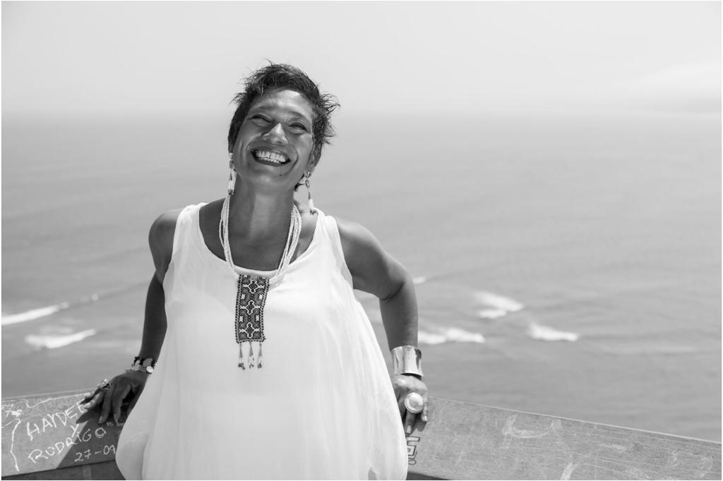 Foto de la artista Victoria en blanco y negro con el mar de fondo.