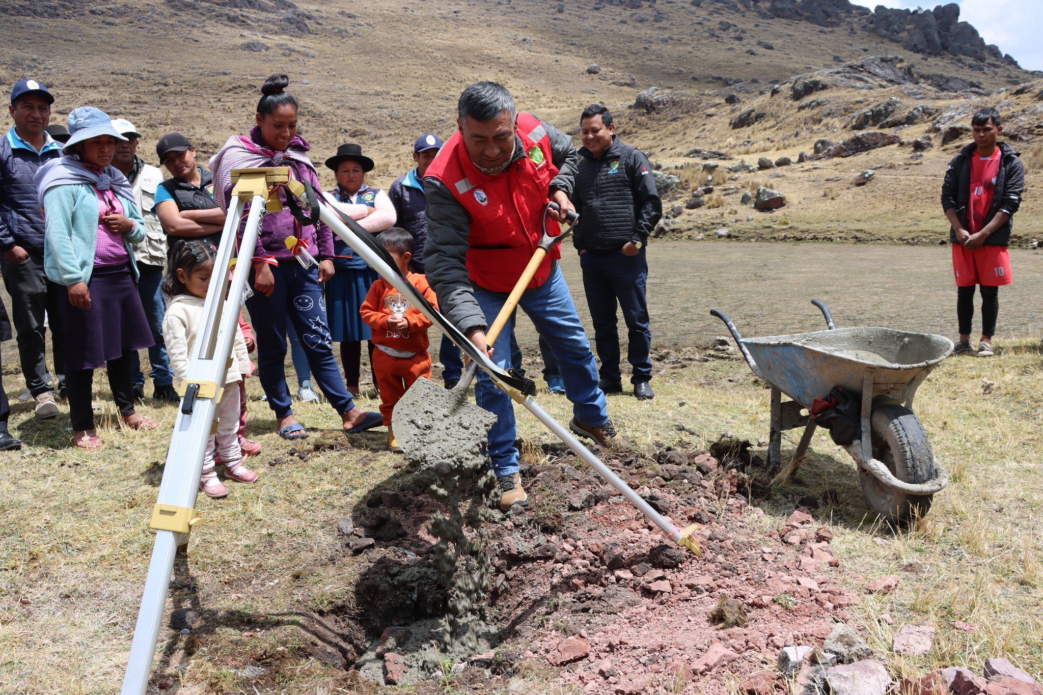 DRA Ayacucho coloca primera piedra para la construcción de una qocha en Ccacce - Huamanga 