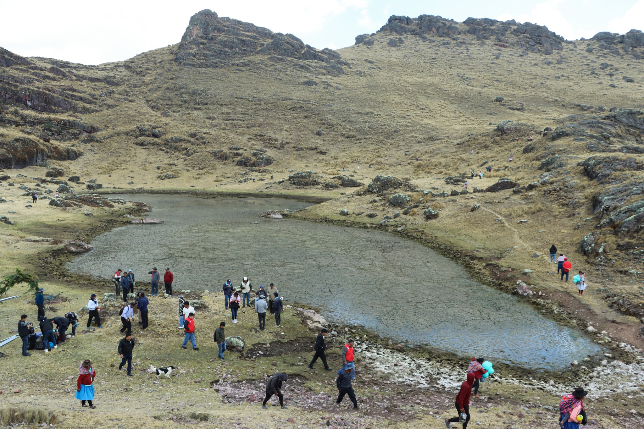 DRA Ayacucho coloca primera piedra para la construcción de una qocha en Ccacce - Huamanga 