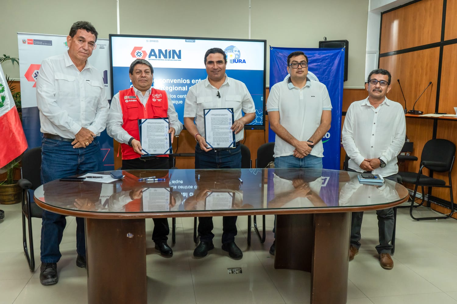 Gobernador Luis Neyra logra firma de dos convenios para mantenimiento de Centros de Salud de Castilla y San Miguel de El Faique