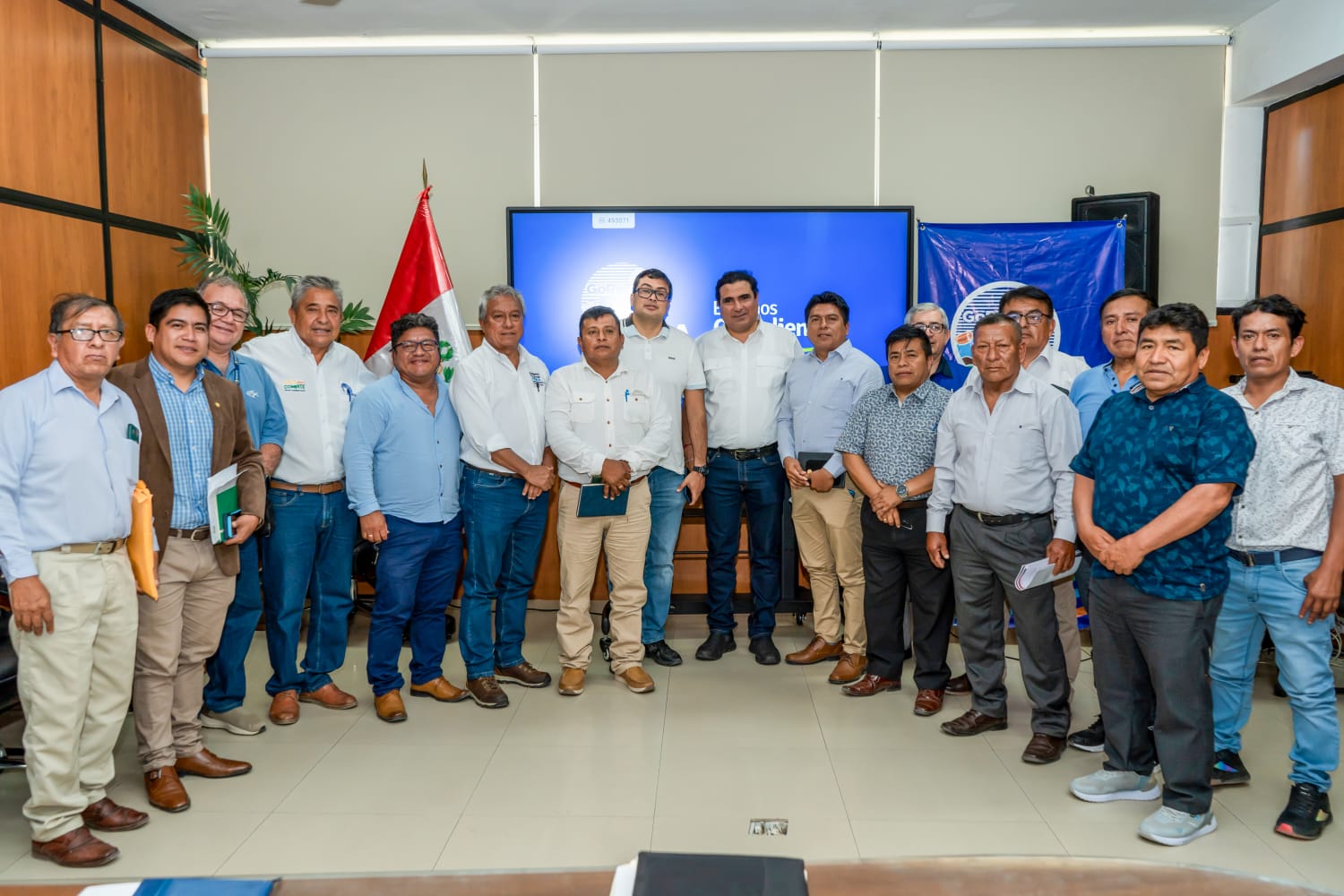 Gobernador Luis Neyra y pescadores trabajan juntos en la búsqueda de soluciones a los problemas de la pesca artesanal