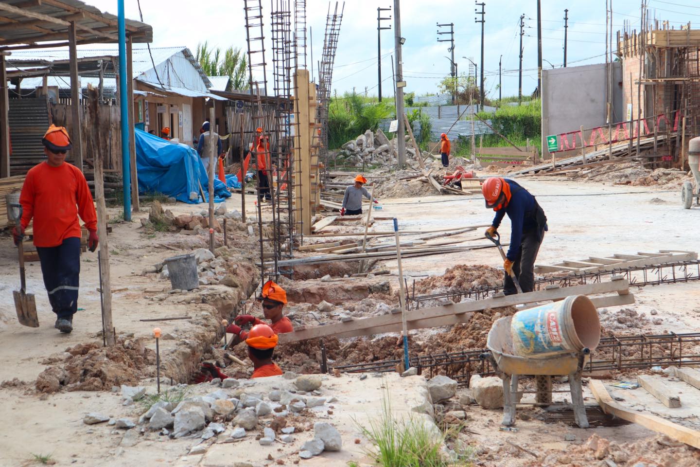 Alcalde Cesar Vidaurre supervisa construcciΓ³n de I.E Lily Vasquez Ribeiro