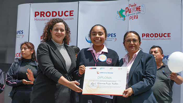 Sanipes nombra a 5 lideresas de la inocuidad y concientiza a 800 alumnas en colegio Rosa de Santa María