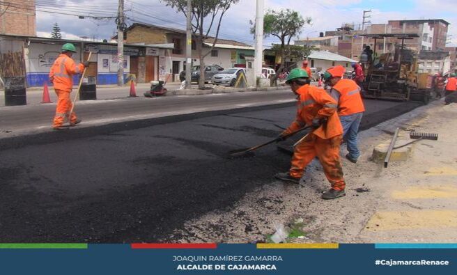 π·ββοΈLa Municipalidad Provincial de Cajamarca continΓΊa con los trabajos de pavimentaciΓ³n flexible de la avenida San MartΓn, logrando un avance de 1,200 m2 diarios en la colocaciΓ³n del asfalto en caliente llegando ya hasta al grifo Huacaloma en el carril derecho.
π οΈ Esta iniciativa forma parte de los esfuerzos de la actual gestiΓ³n municipal por mejorar la infraestructura vial de la ciudad, con el objetivo de brindar a los ciudadanos cajamarquinos una red de transporte mΓ‘s segura y eficiente.
ποΈ Β‘Con JoaquΓn RamΓrez, Cajamarca Renace!