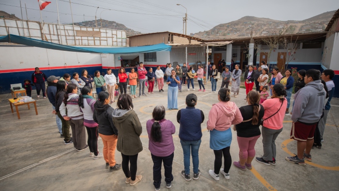 Karen Eche brindando un taller a padres de familia de un colegio de Lima. (1)