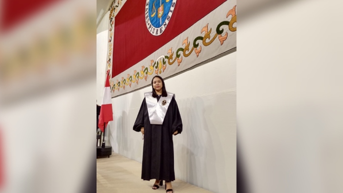 La becaria Karen Eche se convirtió en la primera universitaria de su familia y egresó con éxito de su carrera.