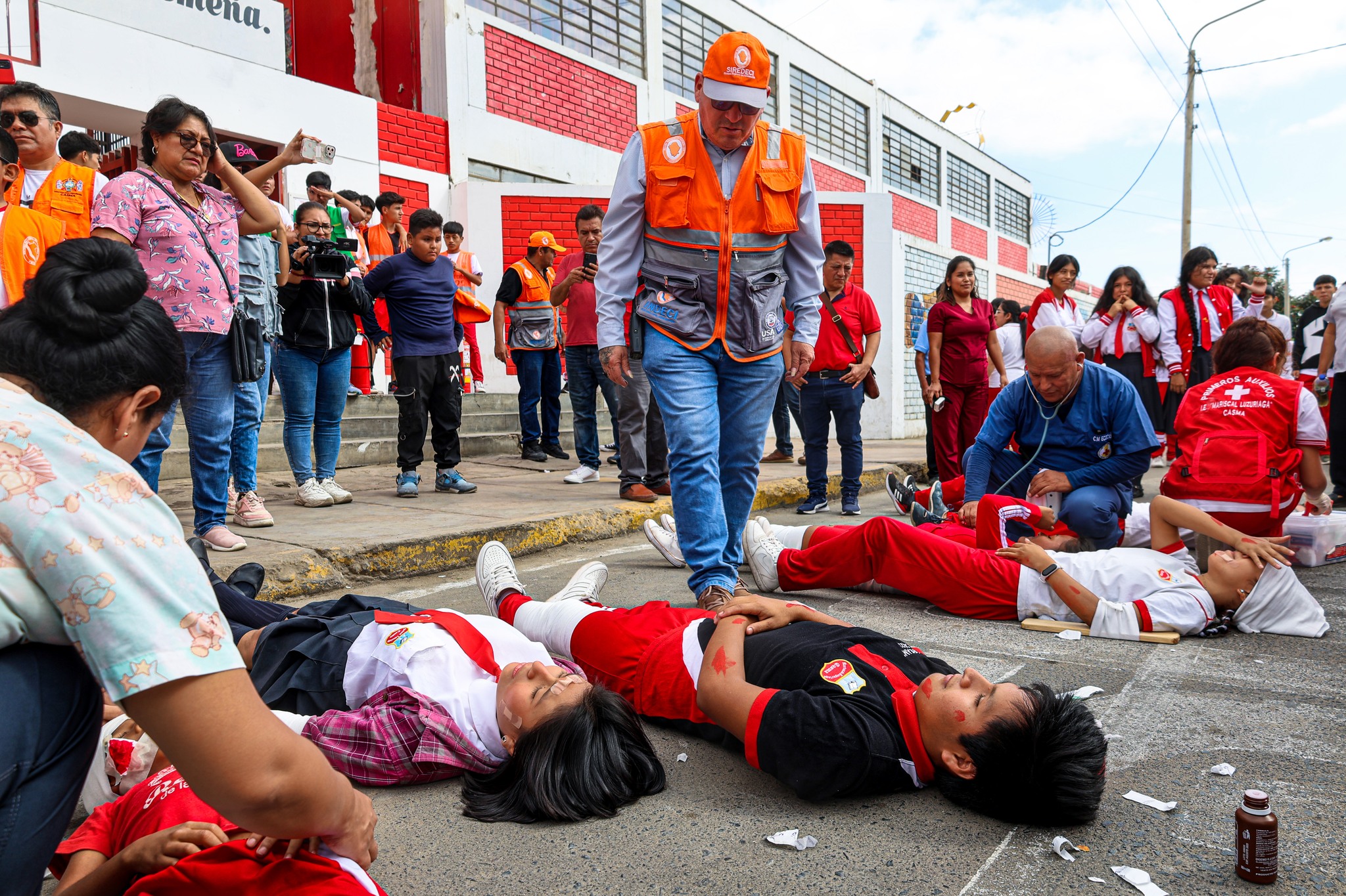 El alcalde provincial Julio Meléndez Lázaro y el personal edil mostraron responsabilidad y participaron en el segundo Simulacro Nacional Multipeligro 2023. 