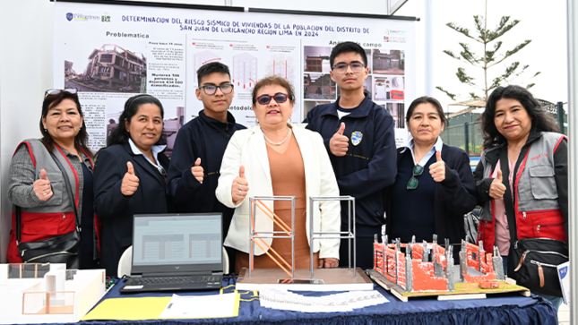 Directora Lic. Jenny Lara Quispe junto al proyecto ganador.