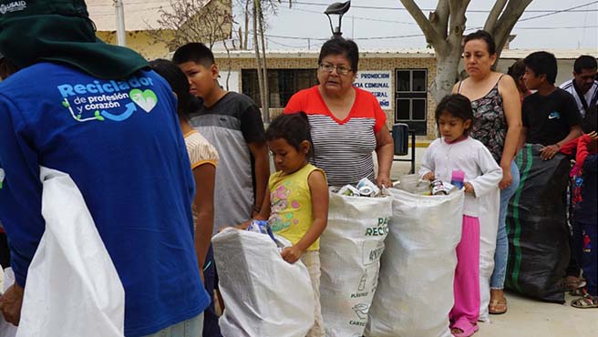Recolectan 1.5 toneladas de reciclaje en eco trueque realizado en AMOTAPE