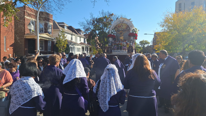Comunidad peruana de Chicago rinde homenaje al Señor de los Milagros