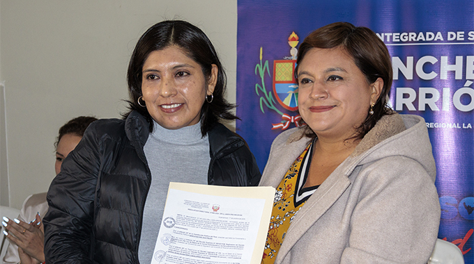 Entrega del acta que designa a la nueva directora del hospital