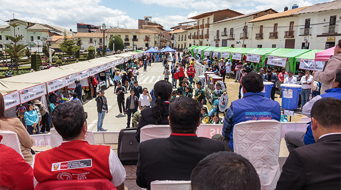 Celebracion de la actividad con las autoridades y público presente en el acto.