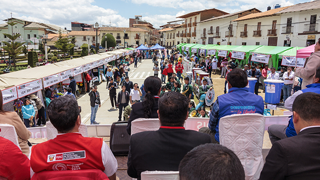 Celebracion de la actividad con las autoridades y público presente en el acto.