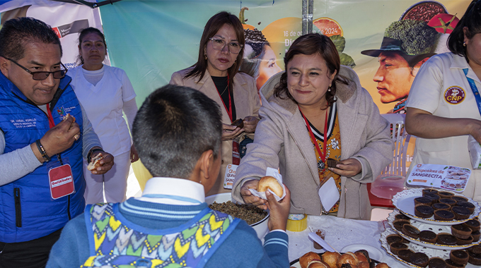 Celebracion de la actividad con las autoridades y público presente en el acto.