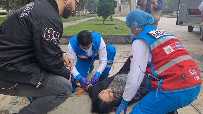Personal del Samu asistiendo a persona desvanecida tras sufrir un ataque cerebrovascular