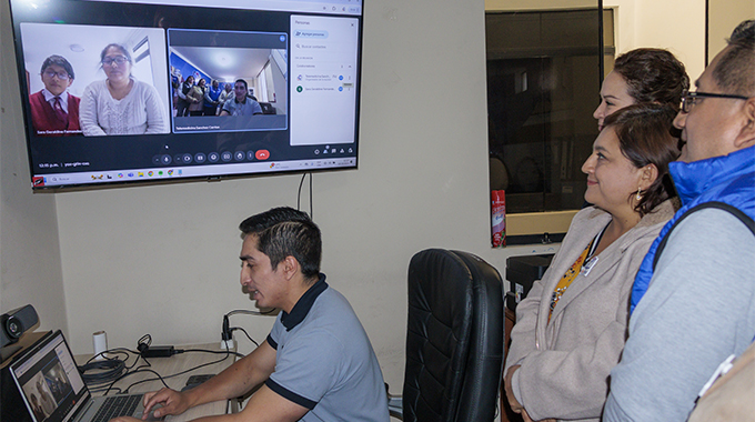 Imagen de la presentacion de telemed con representantes locales y regionales.