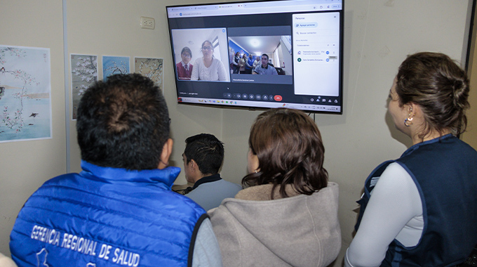 Imagen de la presentacion de telemed con representantes locales y regionales.