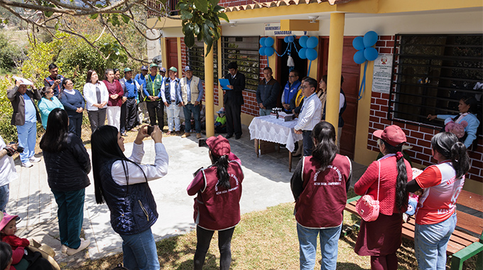 Imagen de la entrega de canastas y del acto oficial con autoridades y población en general.