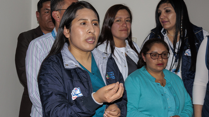 Imagen de la entrega de canastas y del acto oficial con autoridades y población en general.