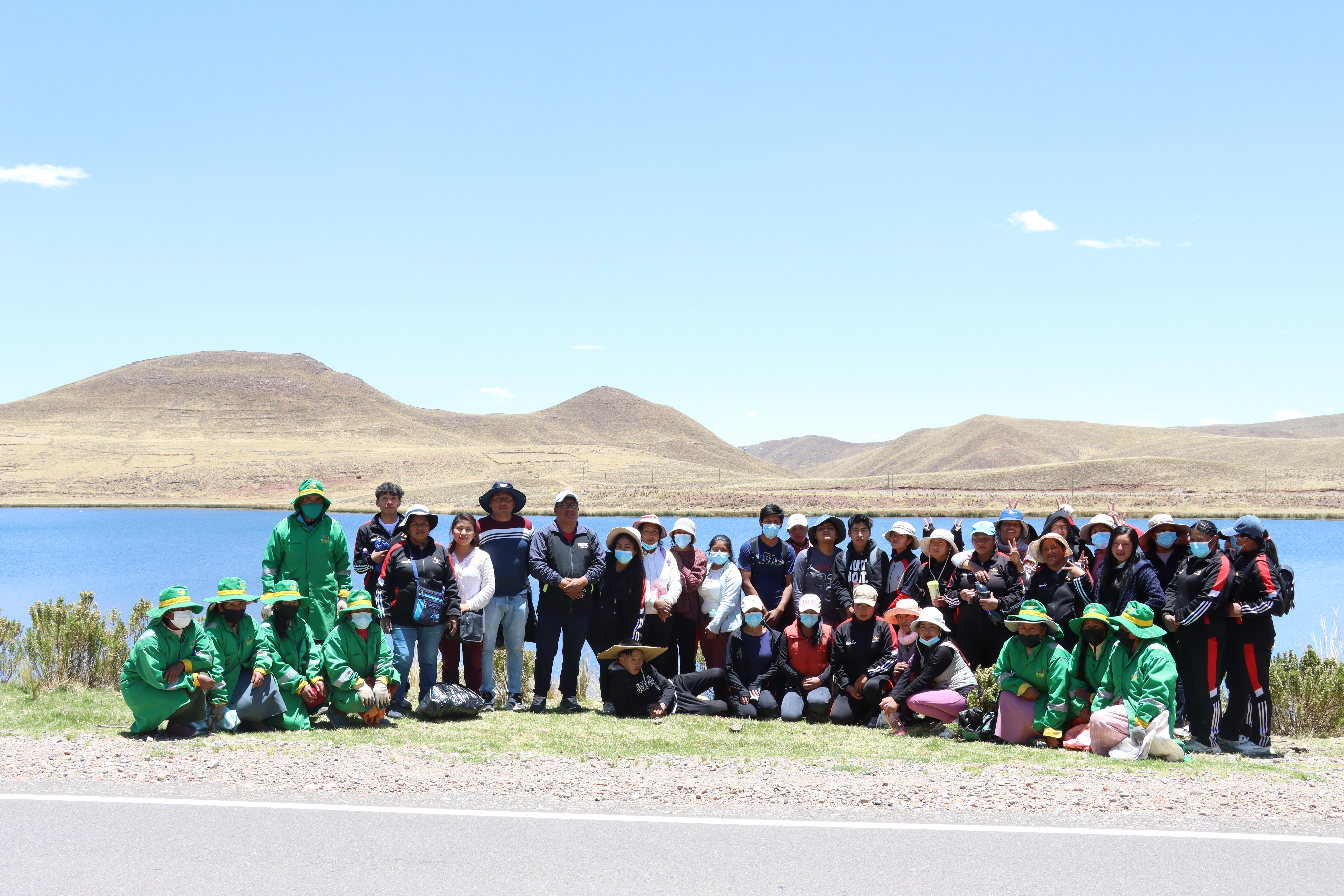participantes de la II jornada de Limpieza realizada en el lago LAKERIA
