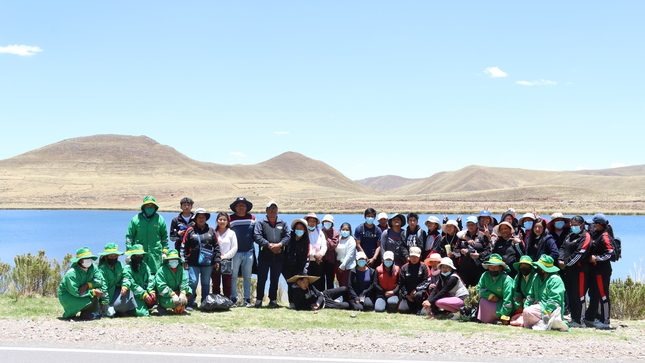 participantes de la II jornada de Limpieza realizada en el lago LAKERIA