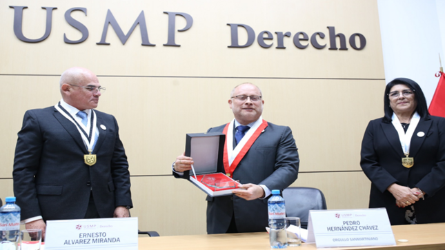 Magistrado del TC Pedro Hernández Chávez recibió reconocimiento durante ceremonia de la Semana de Derecho y Orgullo Sanmartiniano