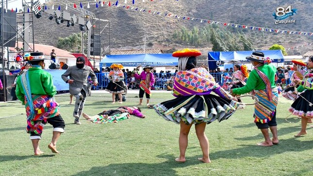 Concurso de danzas por el 84º aniversario del distrito de Cusipata