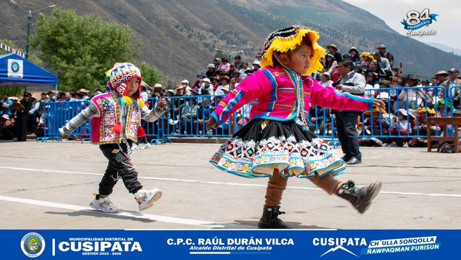Desfile Cívico  escolar celebra el 84º aniversario del distrito de Cusipata